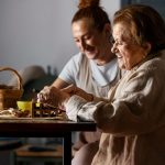 como comunicarse con personas con alzhéimer
