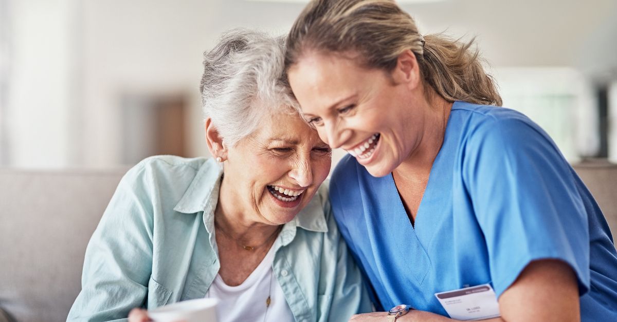 ¿Qué beneficios aporta un caregiver a las personas mayores?