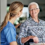 ¿Qué son los caregivers y cómo ayudan al cuidado de personas mayores?