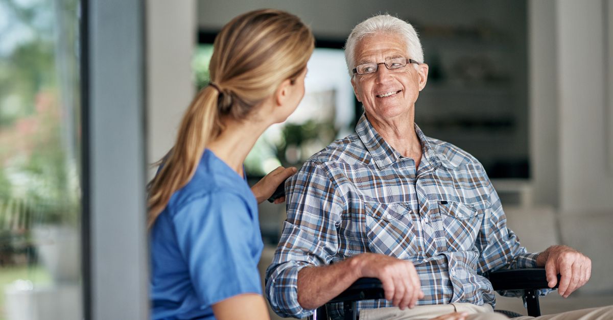 ¿Qué son los caregivers y cómo ayudan al cuidado de personas mayores?