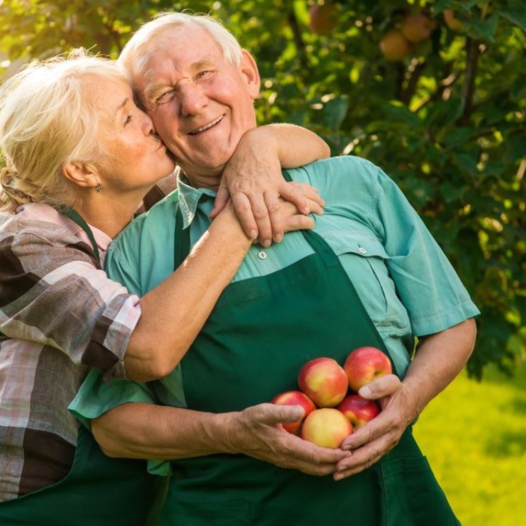 elderly-couple-with-apples-CX4YQUS