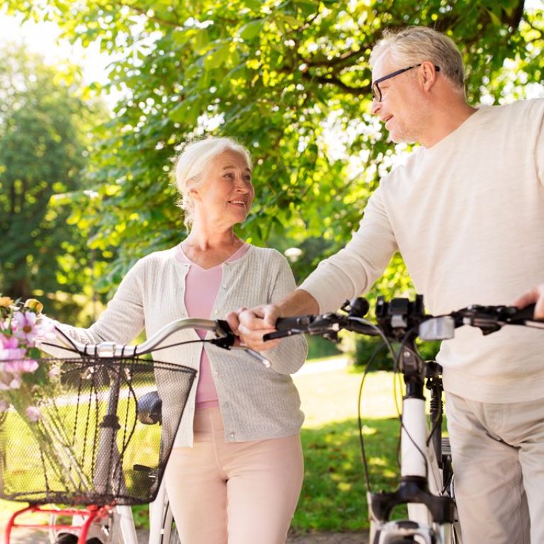 happy-senior-couple-with-bicycles-at-summer-park-P3Z4S33