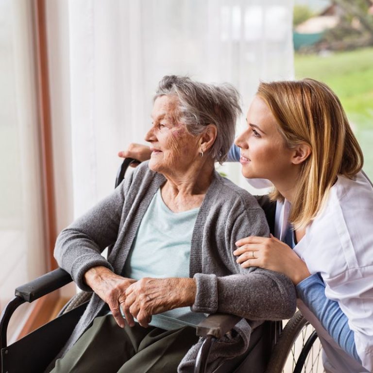 health-visitor-and-a-senior-woman-during-home-visi-PTLWSR6 (1)-min