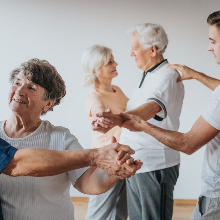 older-people-dancing-5NALZZM