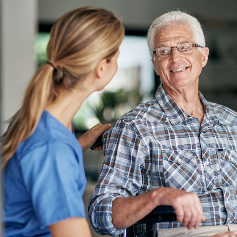 ¿Qué son los caregivers y cómo ayudan al cuidado de personas mayores?