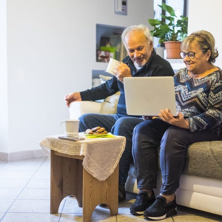 retired-senior-people-at-home-enjoying-and-use-tec-SZ45MAG