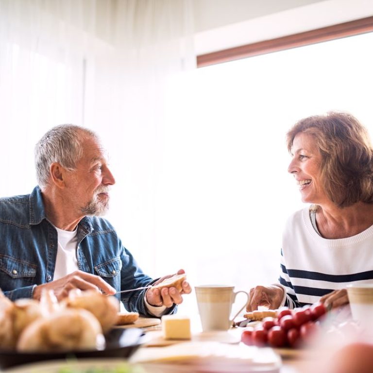 senior-couple-eating-breakfast-at-home-PJPQN6J
