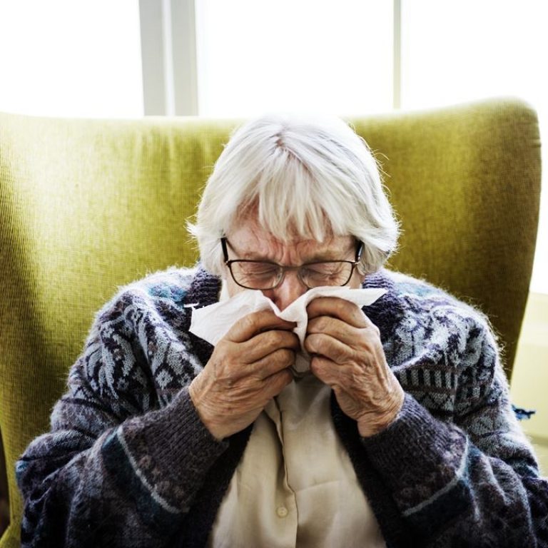 senior-woman-sneezing-BXFKDYM-min